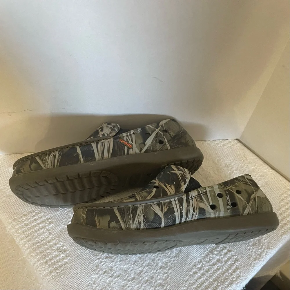 CROCS Camouflage Slip-On Loafers~ Size 8 M~‎ Hunting and Outdoors
